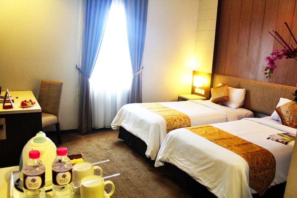 Tjokro Hotel Klaten Ngoại thất bức ảnh